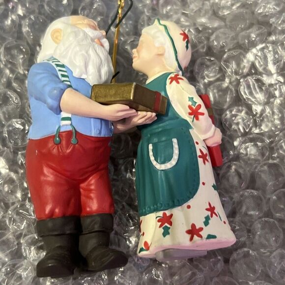 1992 Hallmark The Gift Exchange Mr & Mrs Claus Series Keepsake Ornament #7 - Picture 5 of 6